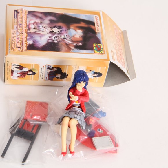 VERY RARE! Super Dimension Fortress Macross Lynn Minmay Sitting on Desk Chair - Picture 2 of 3